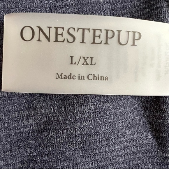 Women’s Athletic Top size L/XL - Picture 3 of 5